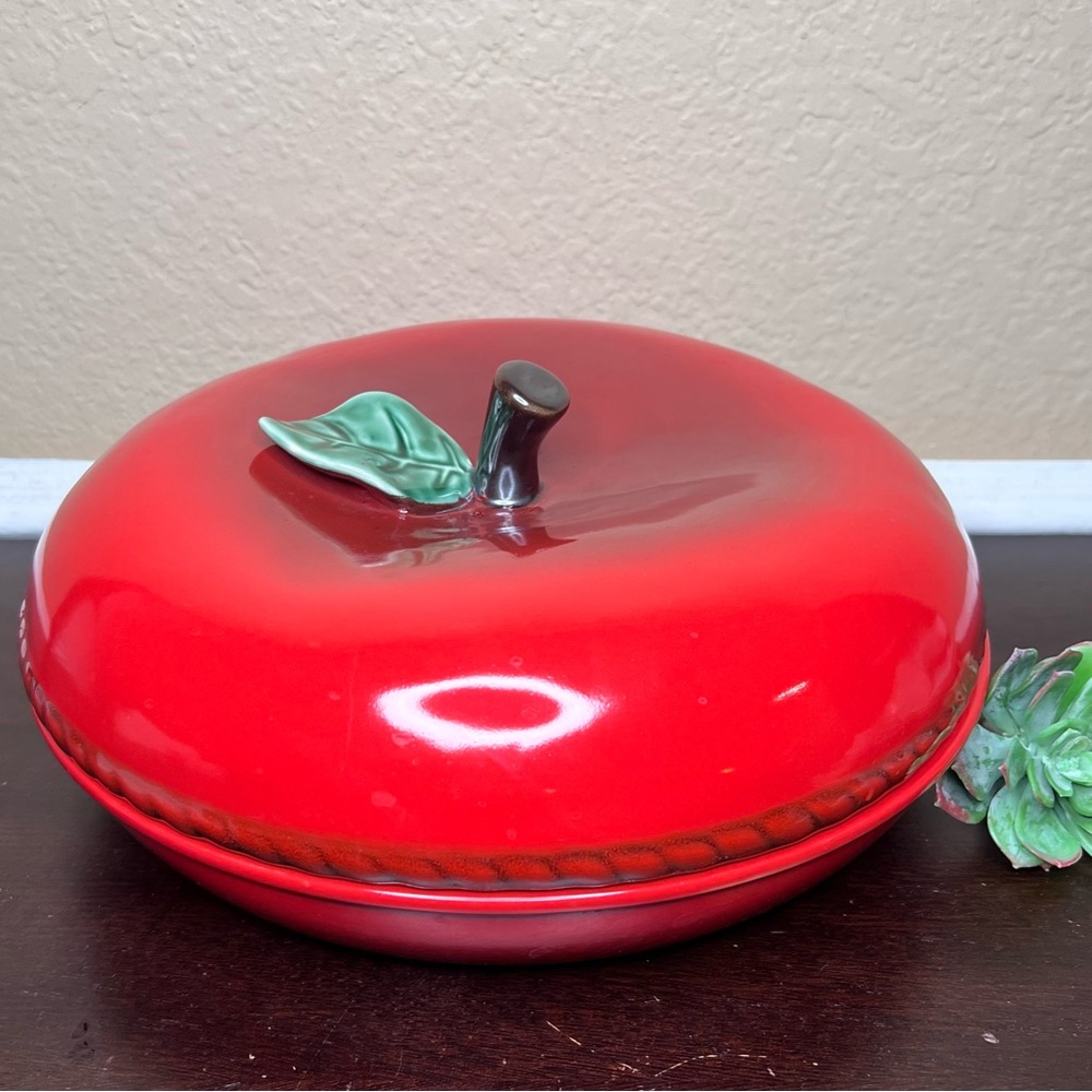 Vintage 1990's Apple Pie Keeper Ceramic Dish with Lid – Red Apple Bakeware